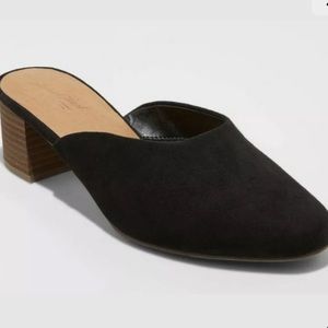 Universal Thread Black Mule